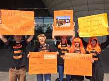 Des militants de BDS contre Orange.