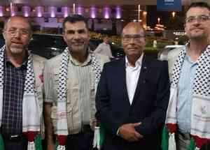 Moncef Marzouki, en compagnie de sympathisants de la cause palestinienne, avant son départ vers Gaza avec la Flottille de la Liberté, dimanche 21 juin.
