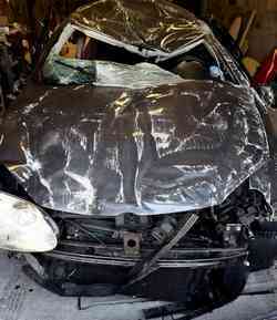La voiture des victimes de l'accident sur la route de la mosquée de Colomiers, à Toulouse.
