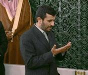 C'est la première participation officielle d'un président iranien au pèlerinage
