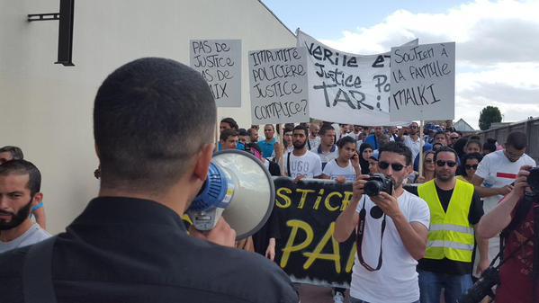 Une manifestation a été organisée aux Ulis (Essonne) pour dénoncer une bavure policière dont a été victime Tarik Malki le 14 juillet. © Twitter / Sihame Assbague