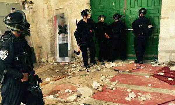 Israël entre par la force dans la mosquée d’Al-Aqsa