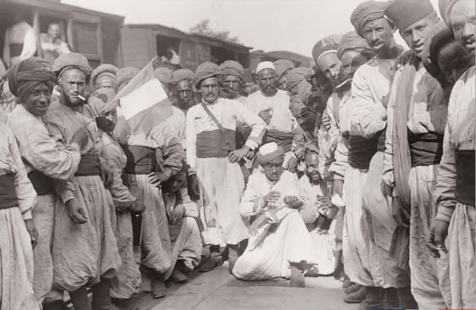 Transfert des troupes coloniales en gare de Carcassonne, photographie 1916. (Photo : © Archives départementales de l’Aube)