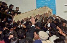 Le cercueil en bois de Benazir Bhutto sortant de l'hôpital jeudi 27 décembre