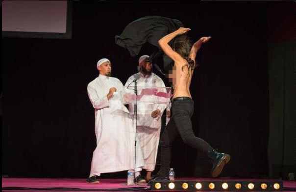 Deux Femen ont interrompu une conférence de prédicateurs au Salon musulman du Val d'Oise samedi 12 septembre.