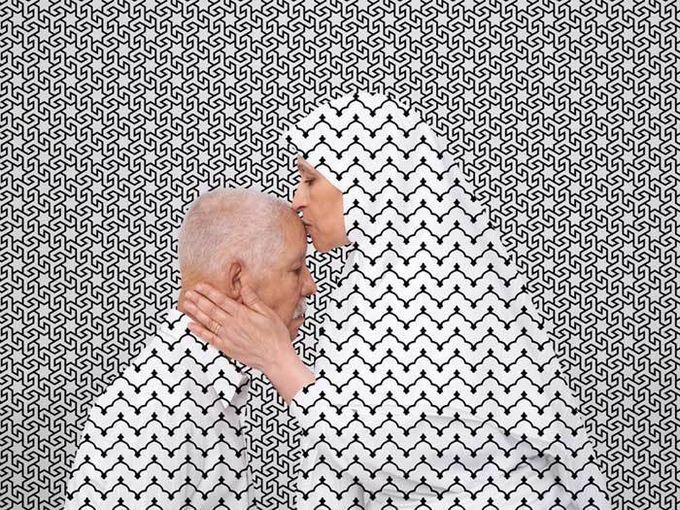 I’m Sorry, I Forgive You, d’Arwa Abouon (2012). Cette photo fait partie d’un diptyque qui met en scène un homme et une femme (les deux parents de l’artiste), présenté lors de l’exposition « Hajj » à l’Institut du monde arabe, en 2014. Née à Tripoli (Lybie), Arwa Abouon est une artiste vidéaste et photographe basée à Montréal (Canada). © D. R.