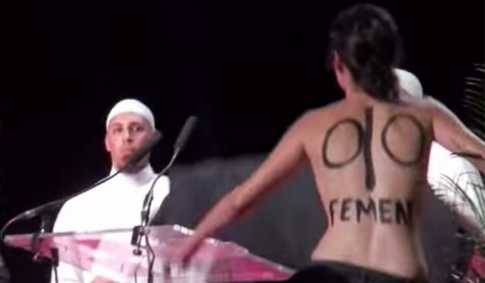 Le Salon musulman du Val d'Oise a été la cible des Femen, qui ont fait irruption sur scène le 12 septembre face à deux prédicateurs.