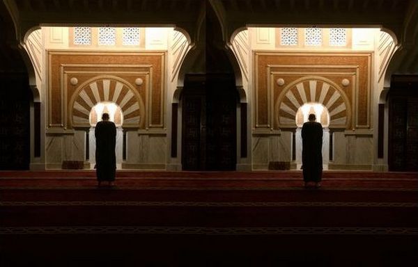 Un homme en prière à la mosquée. © Bilal Ibn Mîkhael