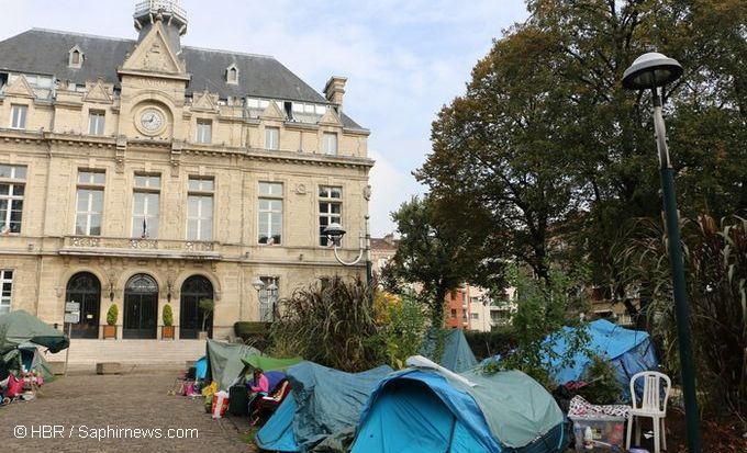 Une trentaine de familles roms de l'ancien bidonville du Samaritain campent depuis fin août en bas de la mairie de La Courneuve, à l'origine de leur expulsion.