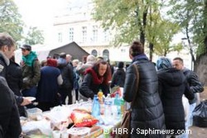 Un déjeuner organisé dans le parc Jean Moulin le 17 octobre par Aclefeu en présence de citoyens solidaires.