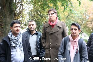 Mehdi Bouteghmes (au centre), un des seuls élus courneuviens mobilisés aux côtés des Roms dont Jozsef Farkas (à gauche) est le porte-parole.
