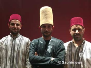 L’ensemble Al Nabolsy de Syrie réunit chanteurs soufis (munshid) de la confrérie Shâdhiliyya et derviches tourneurs de la confrérie Mawlawiyya.