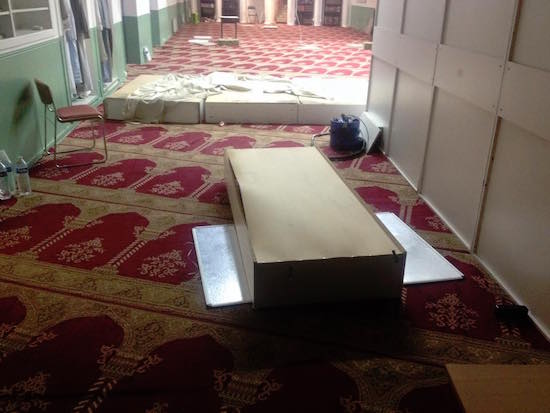 La mosquée de la Fraternité d'Aubervilliers a été perquisitionnée dans le cadre de l'état d'urgence décrétée après les attentats de Paris le 13 novembre. De nombreux dégâts ont été constatés par les gestionnaires du lieu de culte.