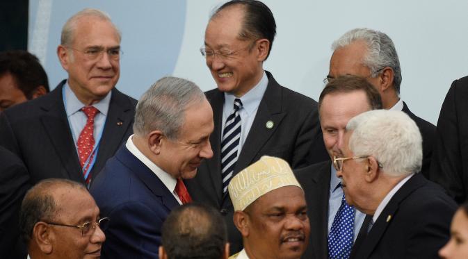 Benjamin Netanyahu et Mahmoud Abbas se serrant la main lors de la COP21 à Paris. © AFP
