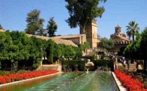 Bassin dans les jardins du palais de l'Alcazar, à Cordoue (Espagne).