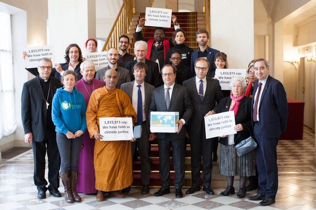 A deux jours de la fin de la COP21, des représentants religieux du monde entier ont remis à François Hollande des pétitions appelant à la justice climatique. © WCC