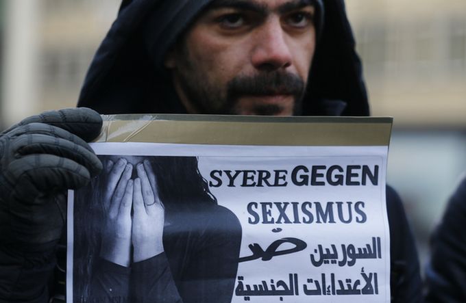 Après l’affaire des agressions sexuelles à Cologne, les tensions, alimentées par l’extrême droite, sont fortes à l’encontre des réfugiés à qui les xénophobes endossent une responsabilité collective des actes commis au Nouvel an. Ici, un réfugié syrien dénonce les agressions avec une pancarte « Les Syriens contre le racisme ».