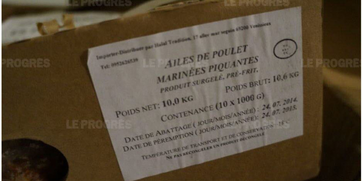 Un des cartons d'ailes de poulet perimées présentées comme halal retrouvés chez un grossiste à Vénissieux. Photo du quotidien local Le Progrès.