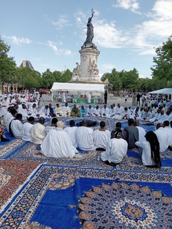 Paris : une confrérie soufie se rassemble place de la République, l'extrême droite fulmine