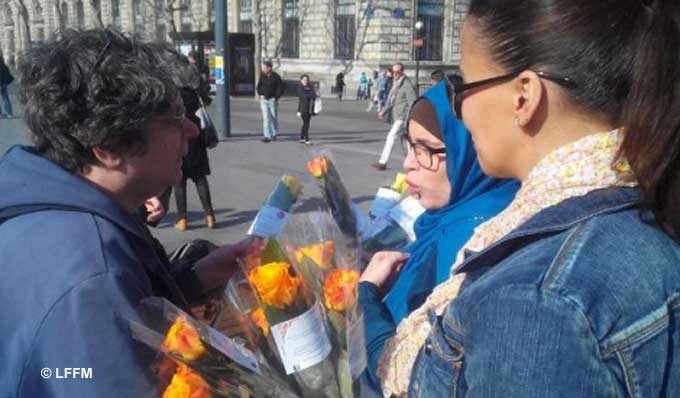 Pour célébrer la Journée internationale des droits de la femme, la Ligue française des femmes musulmanes (LFFM) a lancé il y a quelques années l’opération « Un sourire, une rose », distribuant plusieurs milliers de roses dans différentes villes de France. Une manière de casser les préjugés sur les femmes musulmanes et de faire connaitre leur lutte pour plus d’égalité dans un féminisme inclusif.