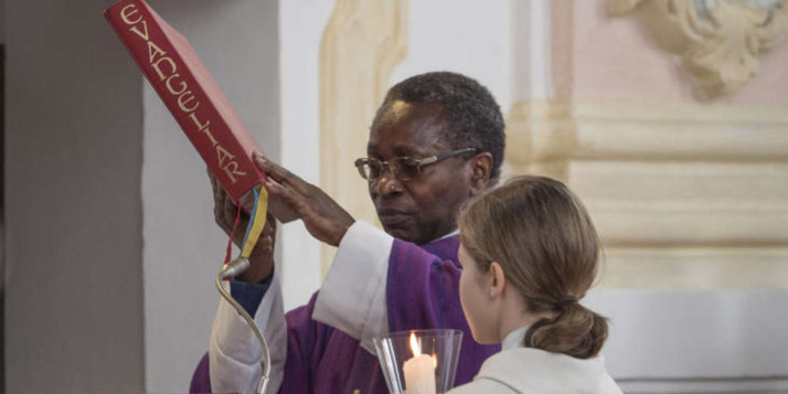 Allemagne : un prêtre congolais solidaire des migrants poussé à la démission