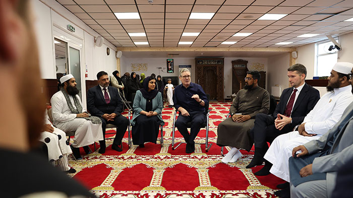 Le Premier ministre britannique, Keir Starmer, à la rencontre, jeudi 23 octobre 2025, des musulmans à la mosquée de Peacehaven, gravement endommagée par un incendie criminel perpétrée début octobre. © Keir Starmer/X