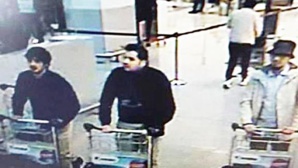 Image de vidéosurveillance montrant Najim Laachraoui à gauche, Ibrahim El Bakraoui et un homme au chapeau encore recherché dans le hall de l'aéroport de Bruxelles le 22 mars 2016