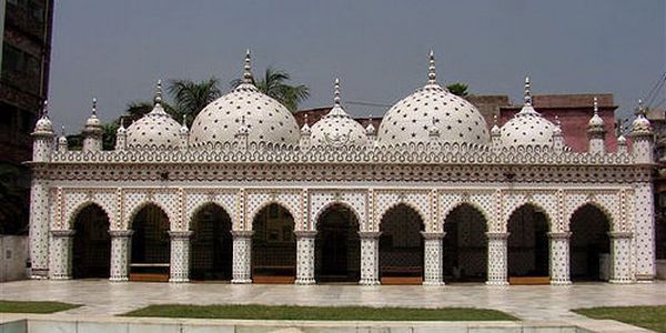 La Mosquée Tara à Dacca, capitale du Bangladesh.