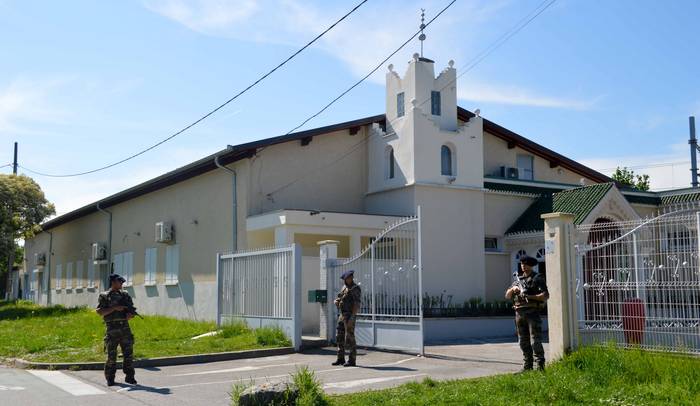 L'entrée de la mosquée Al Warithine de la zone des Landiers, à Chambéry (Savoie) fait partie du millier de mosquées protégées par des militaires de l'opération Sentinelle.