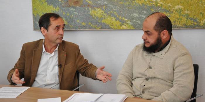 Robert Ménard en compagnie du cheikh Omar Mamoun lors de la conférence de presse du 31 mars annonçant les deux premières signatures de la charte des mosquées de Béziers.