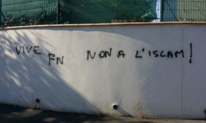 Tags islamophobes découverts à Béziers en octobre 2015. Tags islamophobes découverts à Béziers en octobre 2015.
