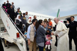 Trois familles de réfugiés musulmans ont été choisies pour être accueillies au Vatican après la visite du pape François sur l'île grecque de Lesbos. © AFP