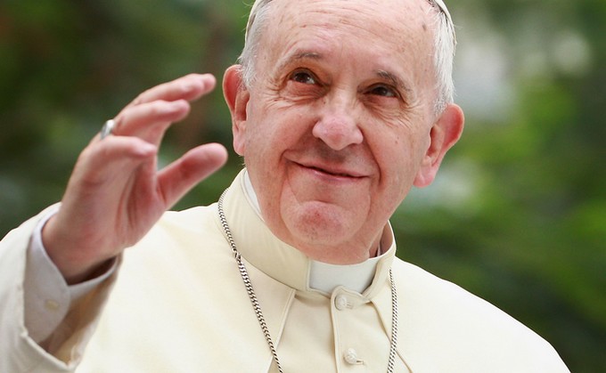 Le pape François rentre au Vatican avec trois familles de réfugiés musulmans