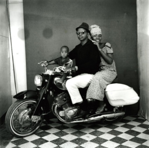 Malick Sidibé Toute la famille à moto, 1962 Courtesy Galerie MAGNIN-A, Collection Fondation Cartier pour l’art contemporain, Paris