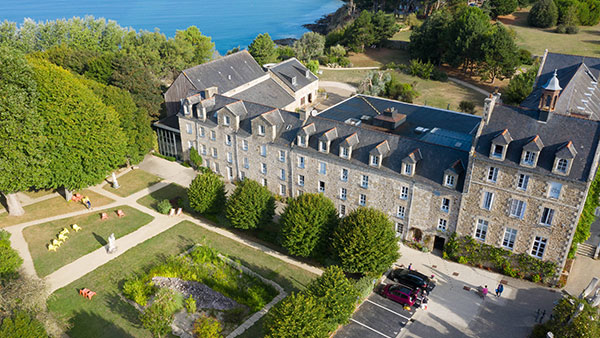 Une rencontre interreligieuse inédite contre l’extrême droite à l’abbaye de Saint-Jacut-de-la-Mer