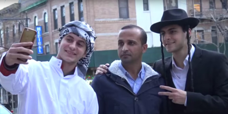 Moe et ET sont deux frères youtubeurs, spécialistes en expériences sociales via caméras cachées. Moe et ET sont deux frères youtubeurs, spécialistes en expériences sociales via caméras cachées.