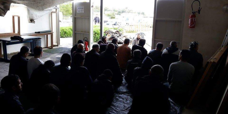 Les fidèles de la mosquée As-Salam d'Ajaccio prie sur une bâche après l'incendie du 30 avril 2016. Les fidèles de la mosquée As-Salam d'Ajaccio prie sur une bâche après l'incendie du 30 avril 2016.