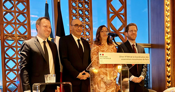 Le ministre de l'Intérieur, Laurent Nuñez, s'est rendu, lundi 2 mars 2026, à l'iftar organisé par la Coordination des associations musulmanes de Paris (CAP), dirigée par Najat Benali. Se trouvaient aussi le ministre de l'Action et des Comptes publics David Amiel (tout à droite), et le ministre délégué à l'Intérieur Jean-Didier Berger (tout à gauche). © CAP 75/DR