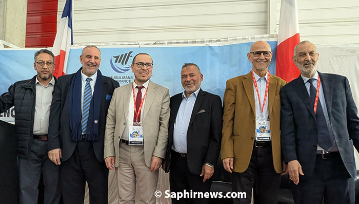 A 40e édition du Salon du Bourget qui s'est tenu du 3 au 6 avril 2026, le président de Musulmans de France (MF), en costume gris, entourés de plusieurs de ses prédécesseurs.