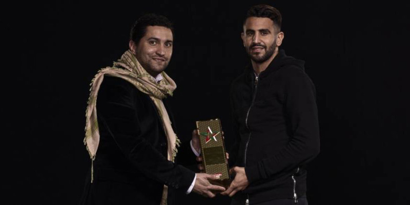 Nabil Djellit remet le prix du joueur maghrébin de l'année à Riyad Mahrez