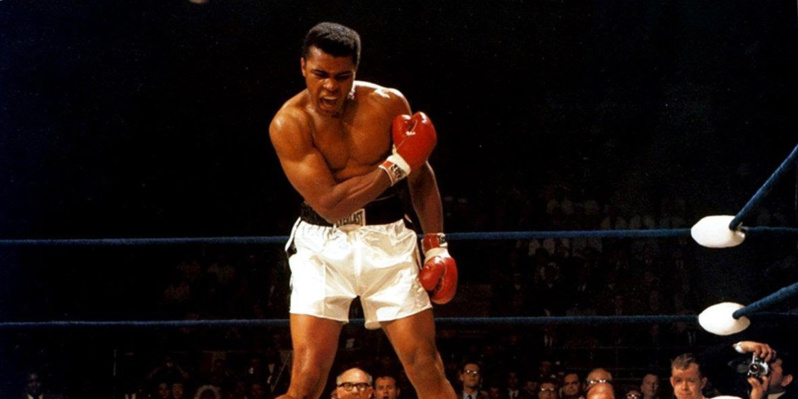 Muhammad Ali terrassant Sonny Liston en 1965. Muhammad Ali terrassant Sonny Liston en 1965.
