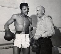 Muhammad Ali aux côtés de son premier entraîneur de boxe Joe Martin.