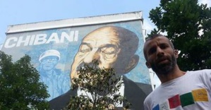 Nadir Dendoune près du tableau de rue en hommage aux chibanis. © Nadir Dendoune