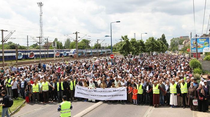 Magnanville : à l'appel des mosquées mantaises, 5 000 personnes manifestent