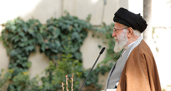 Iran : une marée humaine aux funérailles de l'ayatollah Khamenei, en l'absence de son successeur