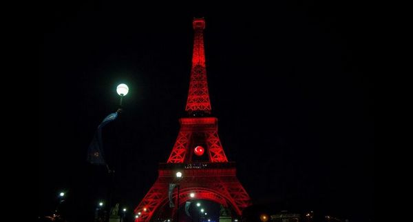 Attentats d'Istanbul : la tour Eiffel a revêtu les couleurs de la Turquie
