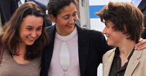 Mélanie Delloye, Ingrid Betancourt, sa mère, et Lorenzo Delloye Mélanie Delloye, Ingrid Betancourt, sa mère, et Lorenzo Delloye