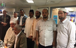 Des imams à l'EFS pour faire don du sang aux lendemains de l'attaque de Nice.