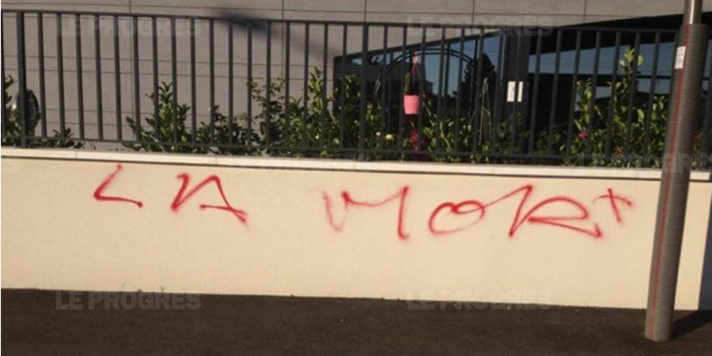 Un tag raciste a été retrouvé sur le muret d'enceinte de la mosquée de Bron, près de Lyon. © Le Progrès