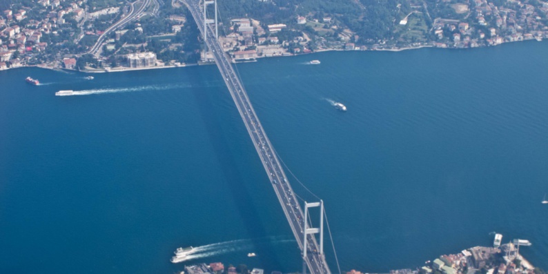 Turquie : le pont du Bosphore rebaptisé « Pont des martyrs » du putsch raté 